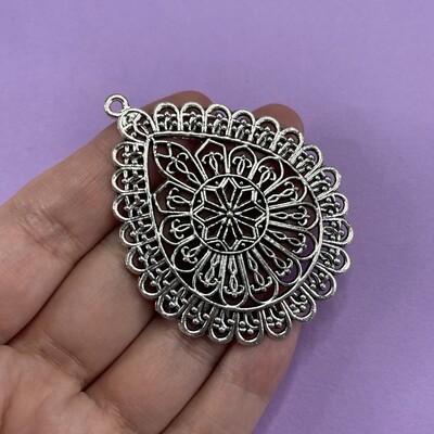 Dije de Metal Lágrima Calada Labrada Antigua 61 x 47 x 2 mm