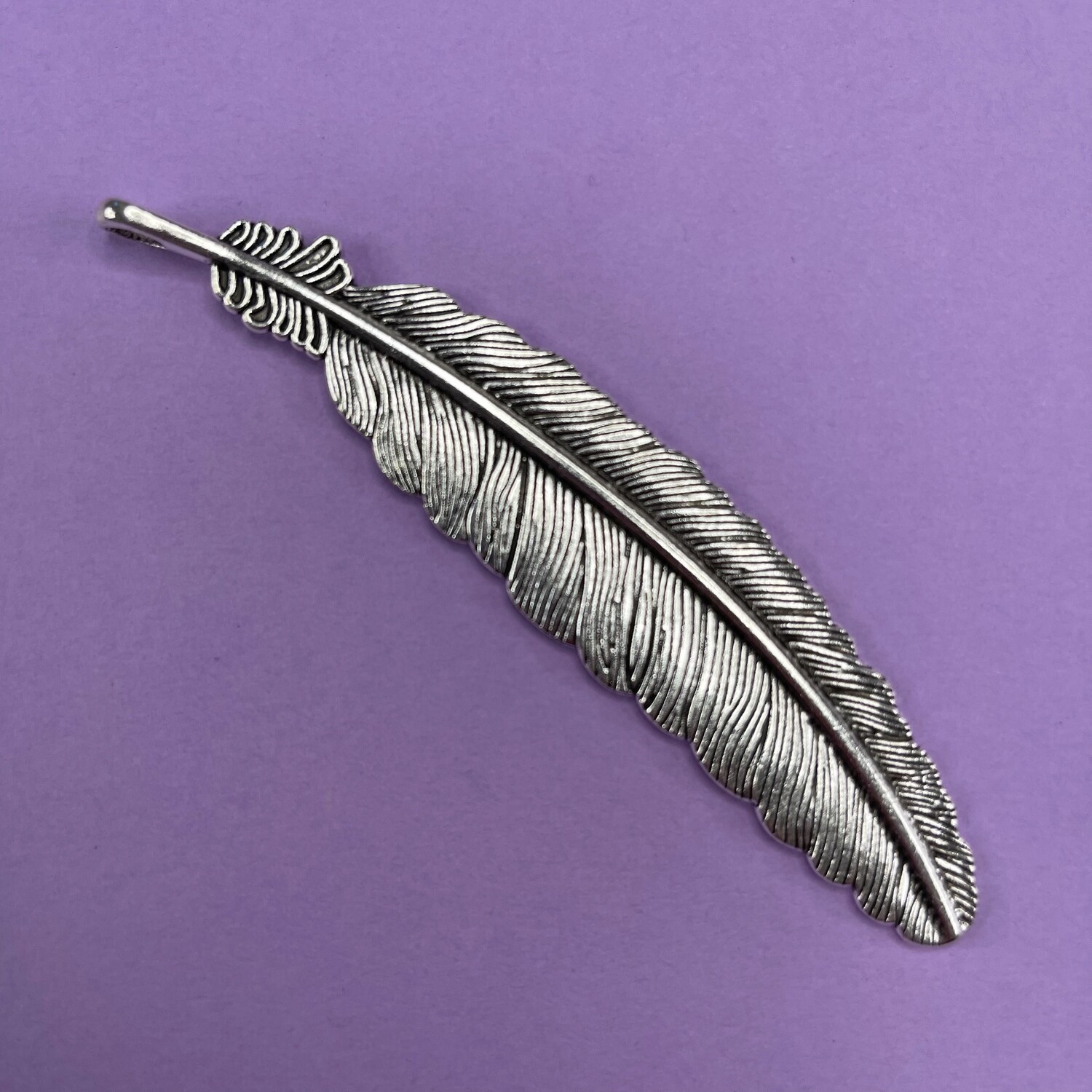 Dije de Metal Plateado Pluma Labrada 10.5 x 22 x 2.5 mm