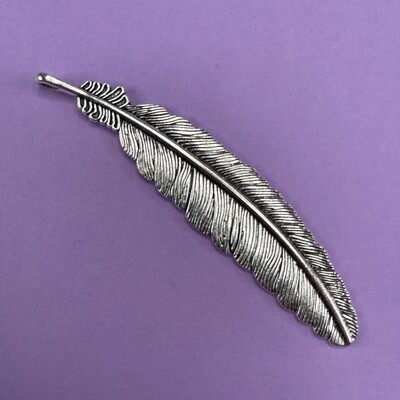 Dije de Metal Plateado Pluma Labrada 10.5 x 22 x 2.5 mm