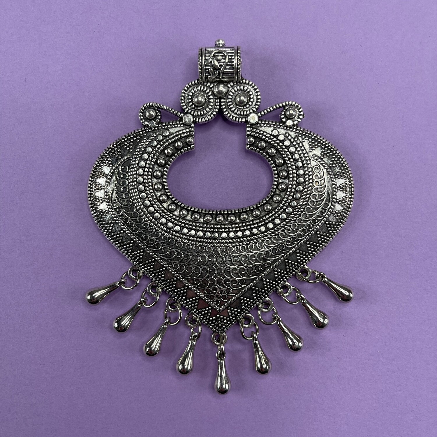 Dije de Metal Corazón Antiguo con Caireles 98 x 74 x 10 mm