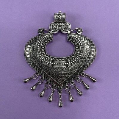 Dije de Metal Corazón Antiguo con Caireles 98 x 74 x 10 mm