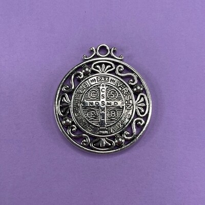 Dije de Metal Plateado Redondo Calado San Benito 45 x 40 x 3 mm.