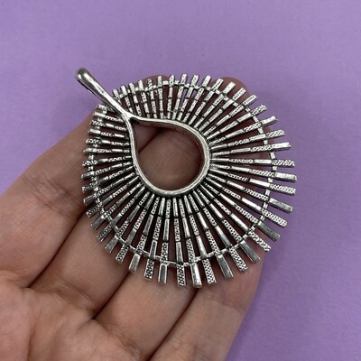 Dije de Metal Lágrima Calada de Rayos 67 x 55 x 3 mm