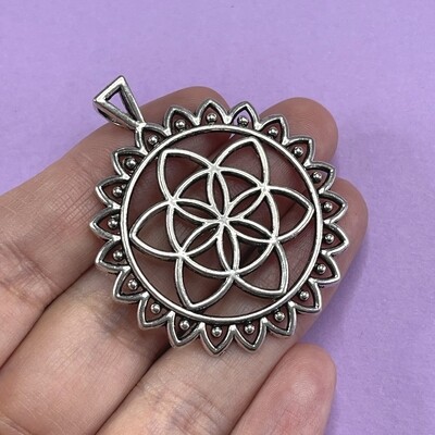 Dije de Metal Plateado Redondo Calado Flor de la Vida 48 x 41 x 3 mm