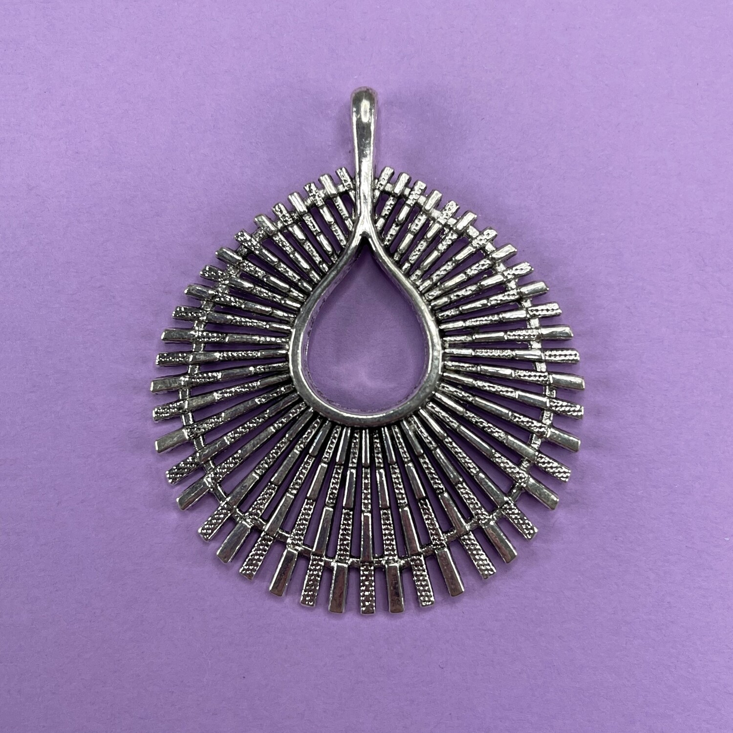 Dije de Metal Lágrima Calada de Rayos 67 x 55 x 3 mm