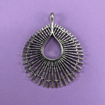 Dije de Metal Lágrima Calada de Rayos 67 x 55 x 3 mm