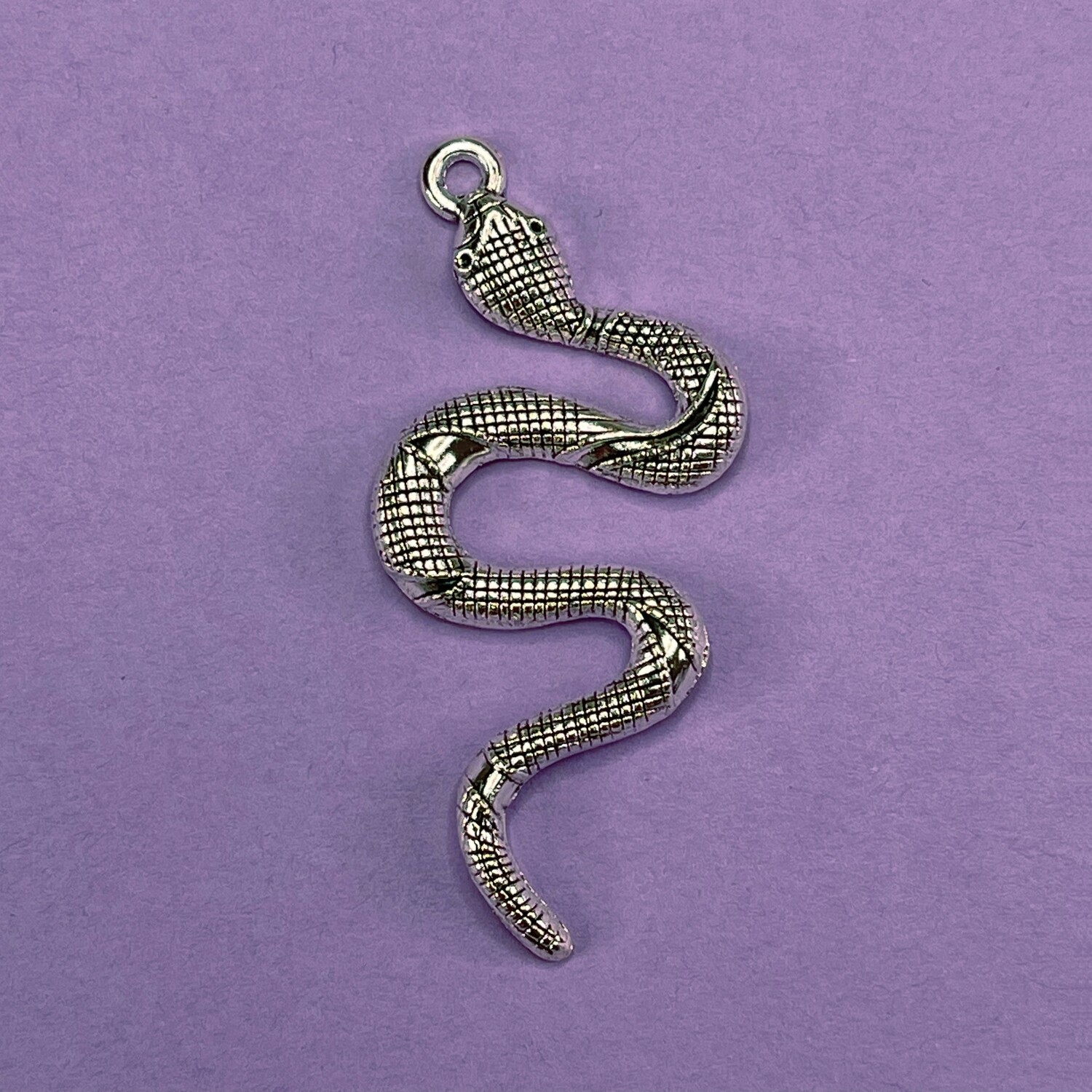 Dije de Metal Plateado Serpiente Labrada 53.5 x 25 x 3.5 mm