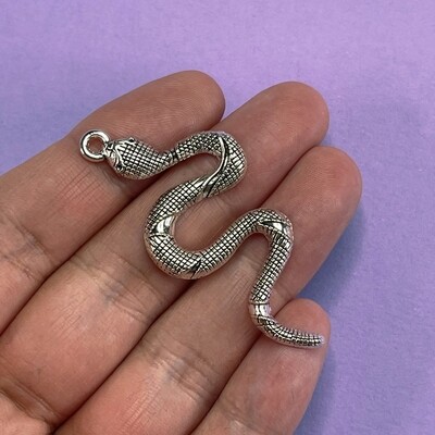 Dije de Metal Plateado Serpiente Labrada 53.5 x 25 x 3.5 mm