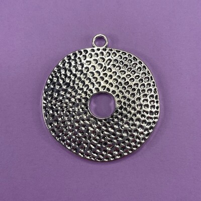 Dije de Metal Plateado Redondo Calado Espiralado 57 x 53 x 3 mm