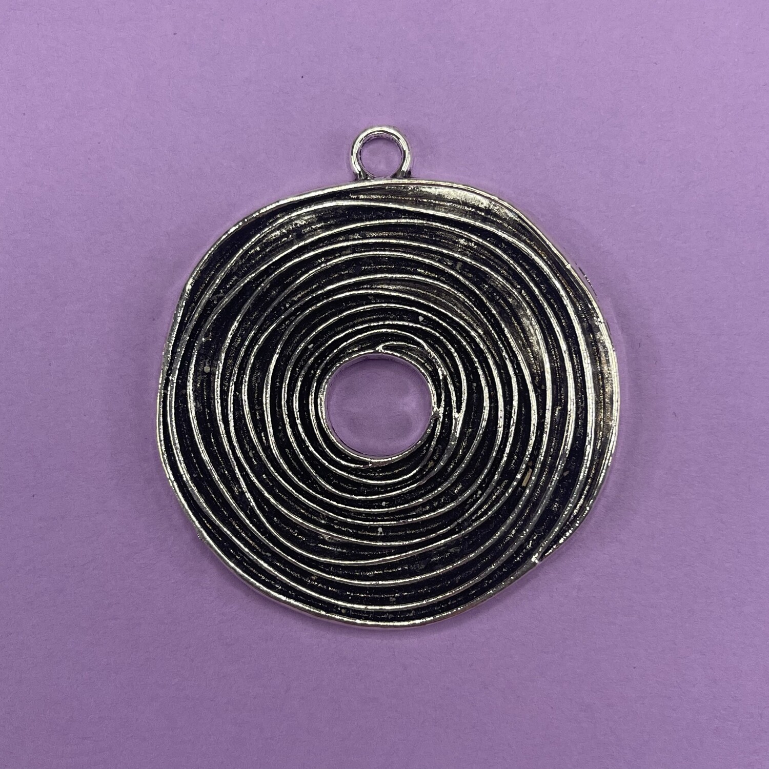 Dije de Metal Plateado Redondo Calado Espiralado 57 x 53 x 3 mm