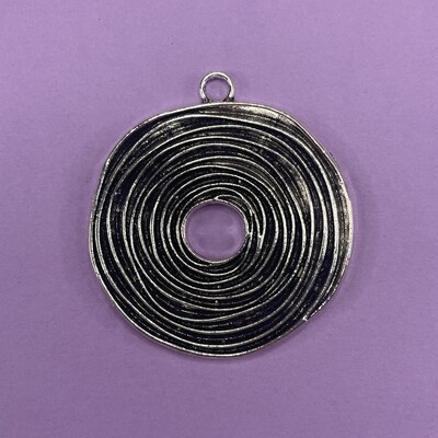 Dije de Metal Plateado Redondo Calado Espiralado 57 x 53 x 3 mm