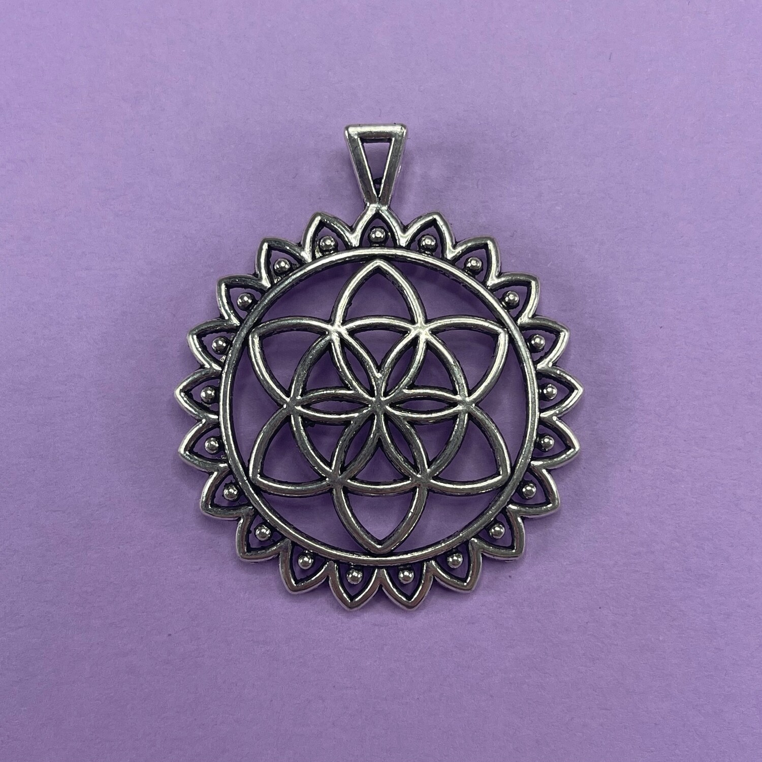 Dije de Metal Plateado Redondo Calado Flor de la Vida 48 x 41 x 3 mm