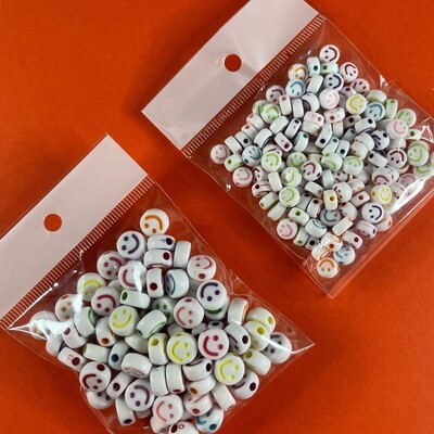 Acrílico Redondo Opaco 7 y 10 mm Blanco con Caritas Mix