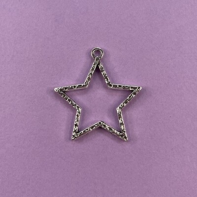 Dije de Metal Plateado Estrella Calada Martillada 37 x 35 x 2 mm