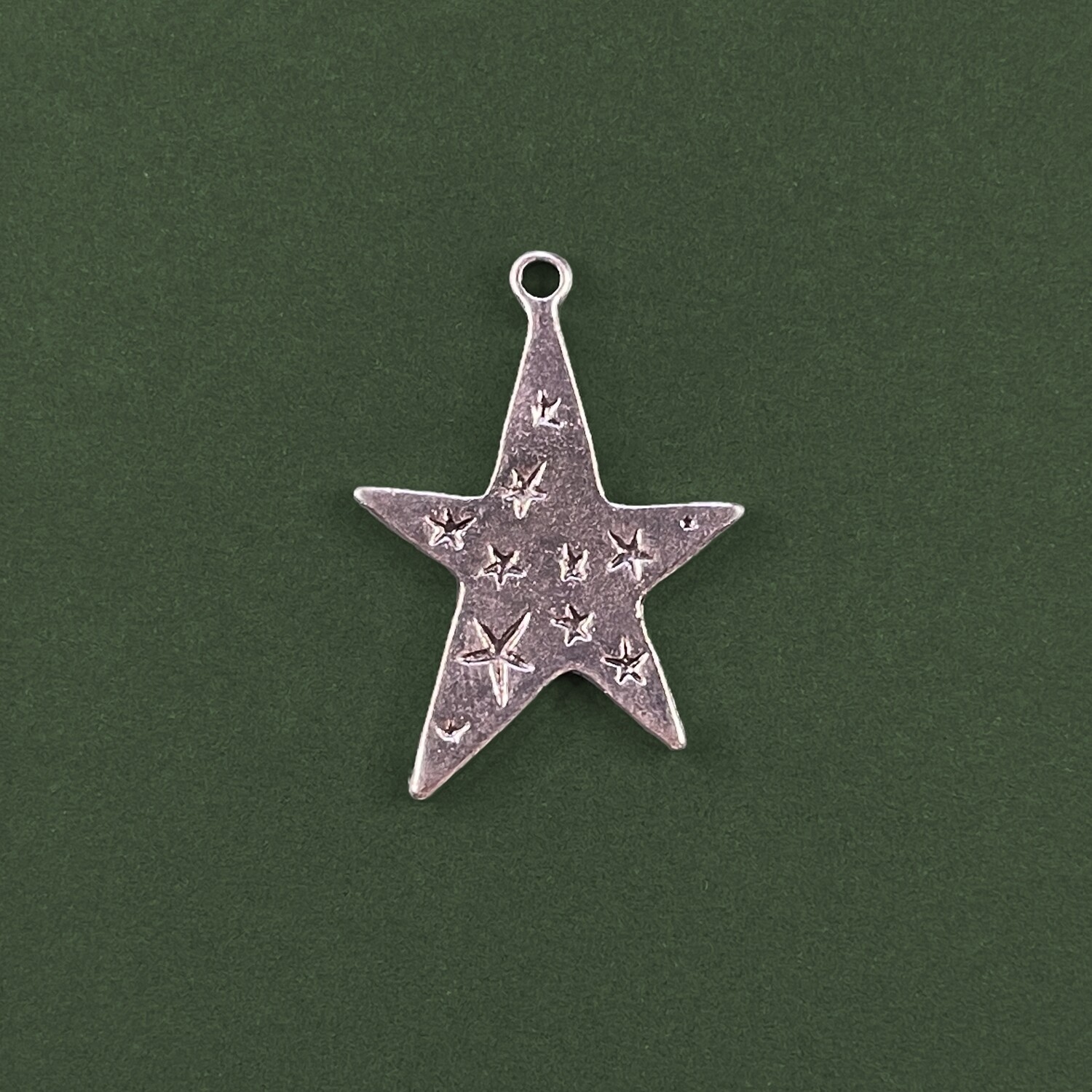 Dije de Metal Plateado Estrella Lisa con Estrellitas 32 x 22 x 2 mm