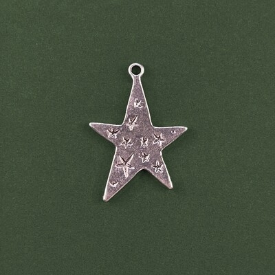 Dije de Metal Plateado Estrella Lisa con Estrellitas 32 x 22 x 2 mm
