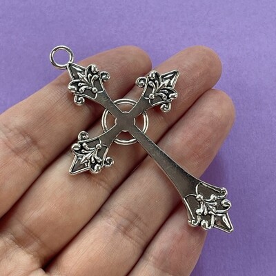 Dije de Metal Plateado Cruz Labrada en Punta 67 x 40 x 3 mm