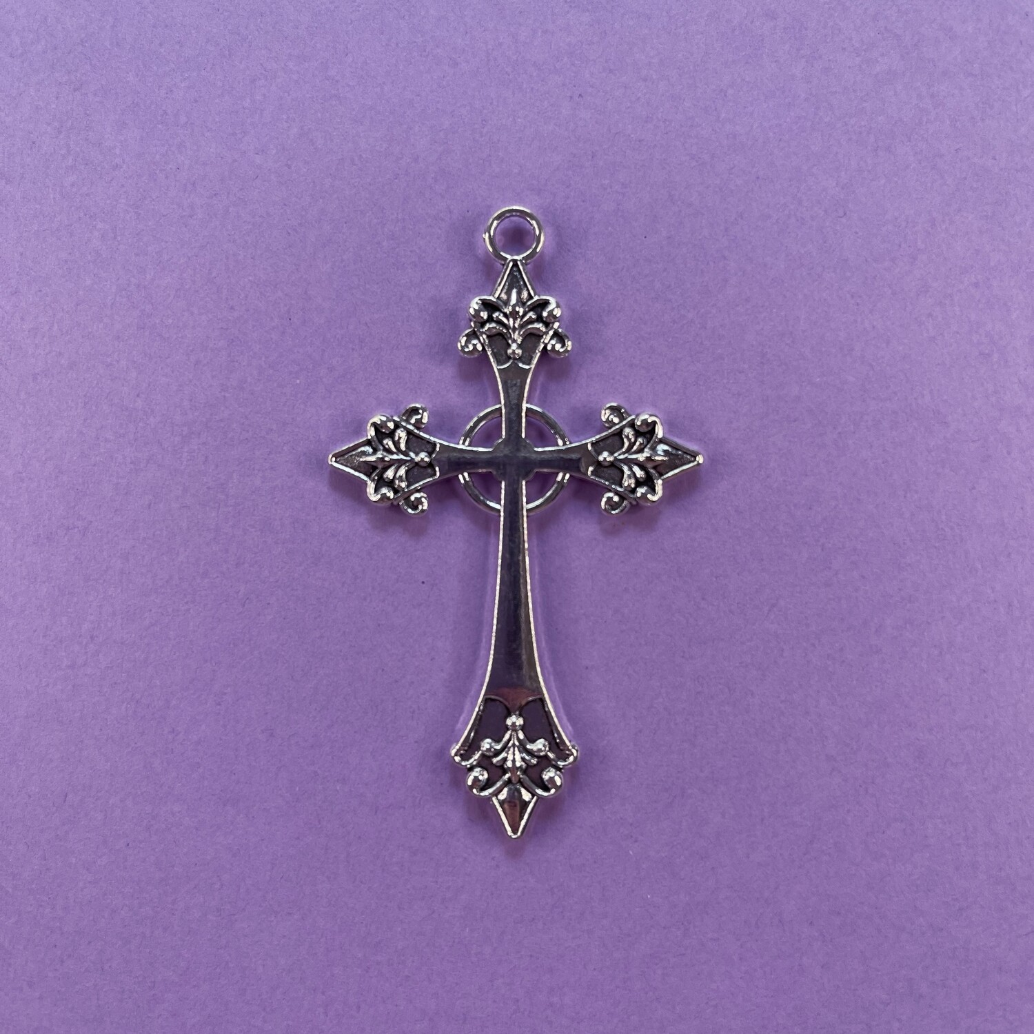 Dije de Metal Plateado Cruz Labrada en Punta 67 x 40 x 3 mm