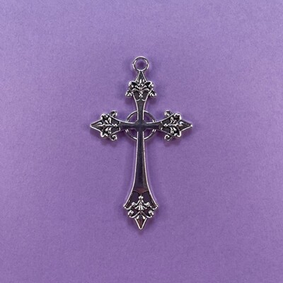Dije de Metal Plateado Cruz Labrada en Punta 67 x 40 x 3 mm
