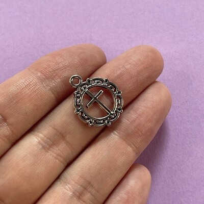 Dije de Metal Plateado Redondo Calado Cruz 20 x 16 x 1 mm