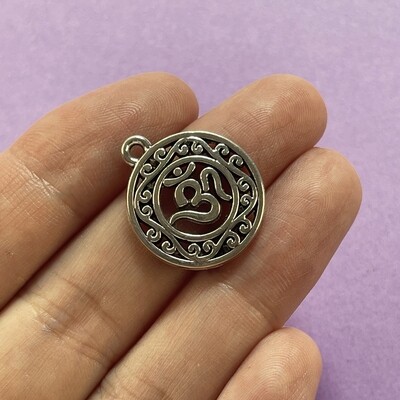 Dije de Metal Plateado Redondo Calado OM 22 x 16 x 1 mm