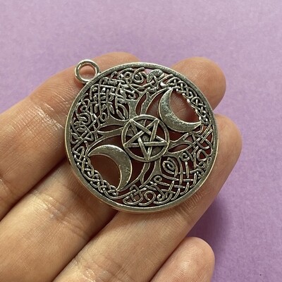 Dije de Metal Plateado Redondo con Árbol y Lunas 39 x 44 x 2.5 mm