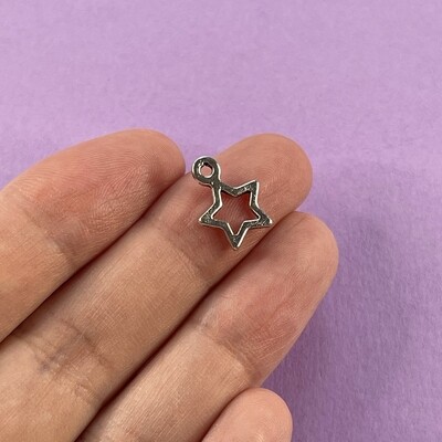 Dije de Metal Plateado Estrella Calada Lisa 14 x 10 x 1.5 mm