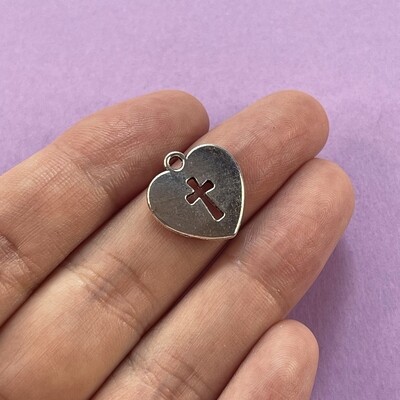 Dije de Metal Plateado Corazón Calado con Cruz 17 x 16.3 x 2 mm