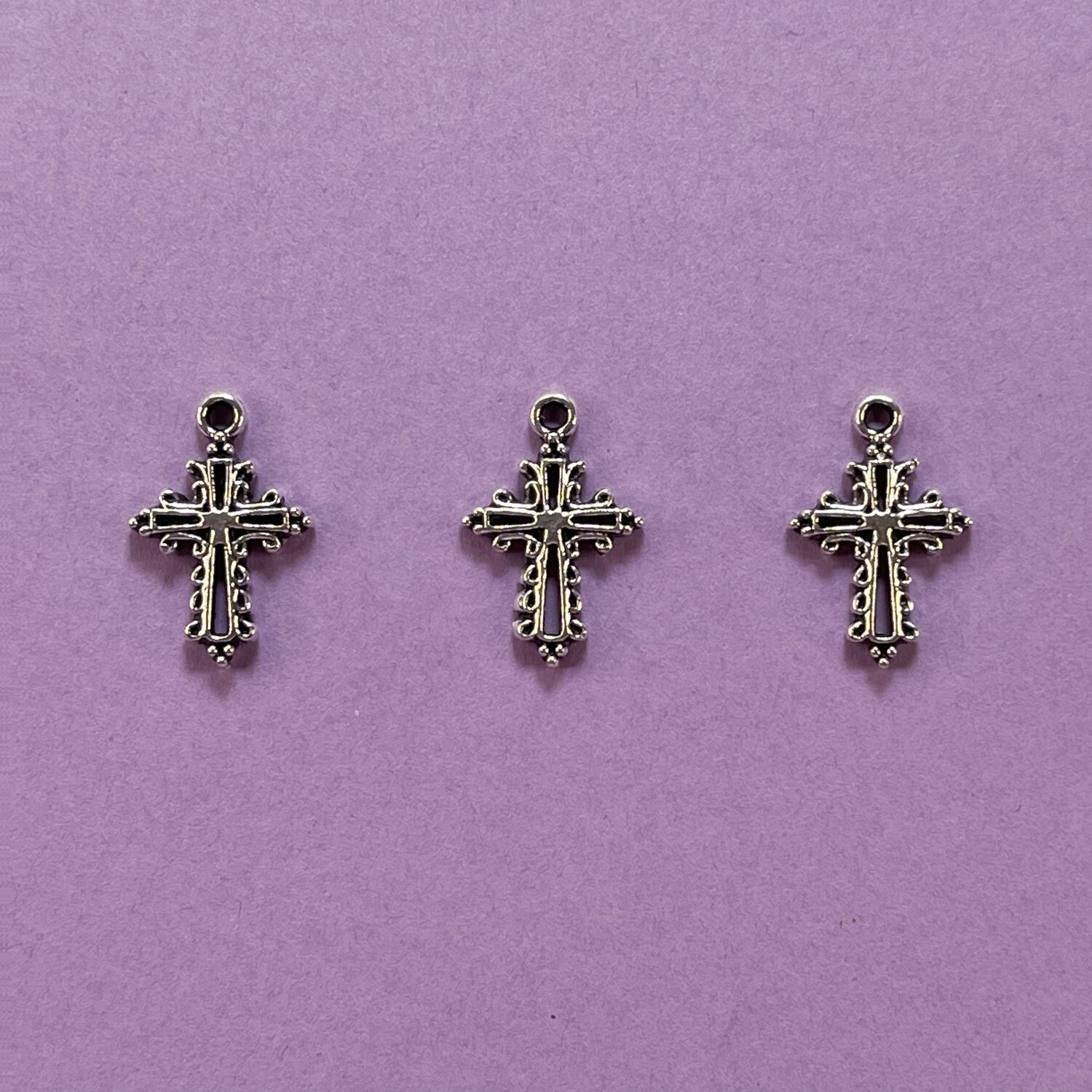 Dije de Metal Plateado Cruz Calada Mini 20 x 13 x 2 mm