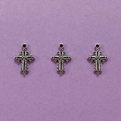 Dije de Metal Plateado Cruz Calada Mini 20 x 13 x 2 mm
