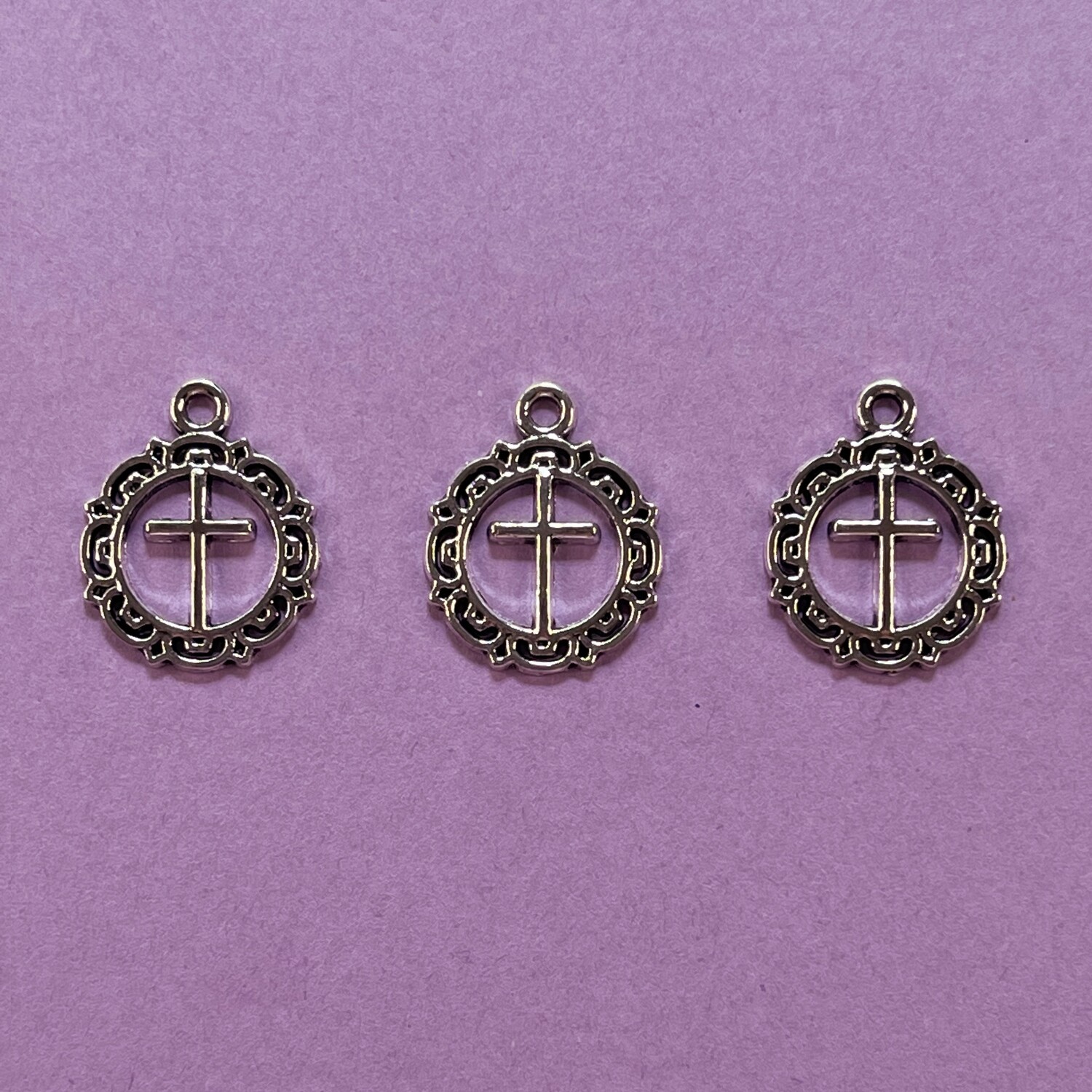 Dije de Metal Plateado Redondo Calado Cruz 20 x 16 x 1 mm