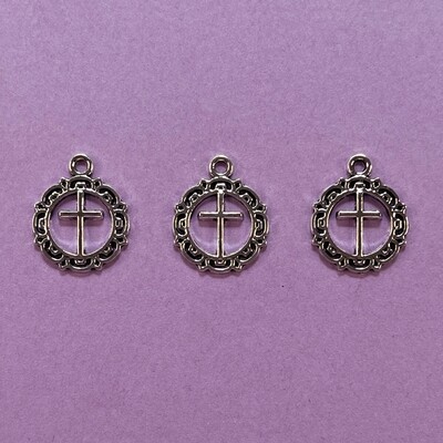 Dije de Metal Plateado Redondo Calado Cruz 20 x 16 x 1 mm