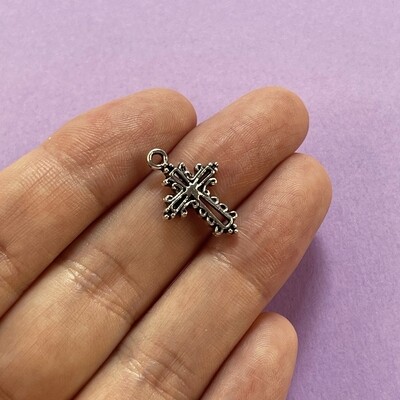 Dije de Metal Plateado Cruz Calada Mini 20 x 13 x 2 mm