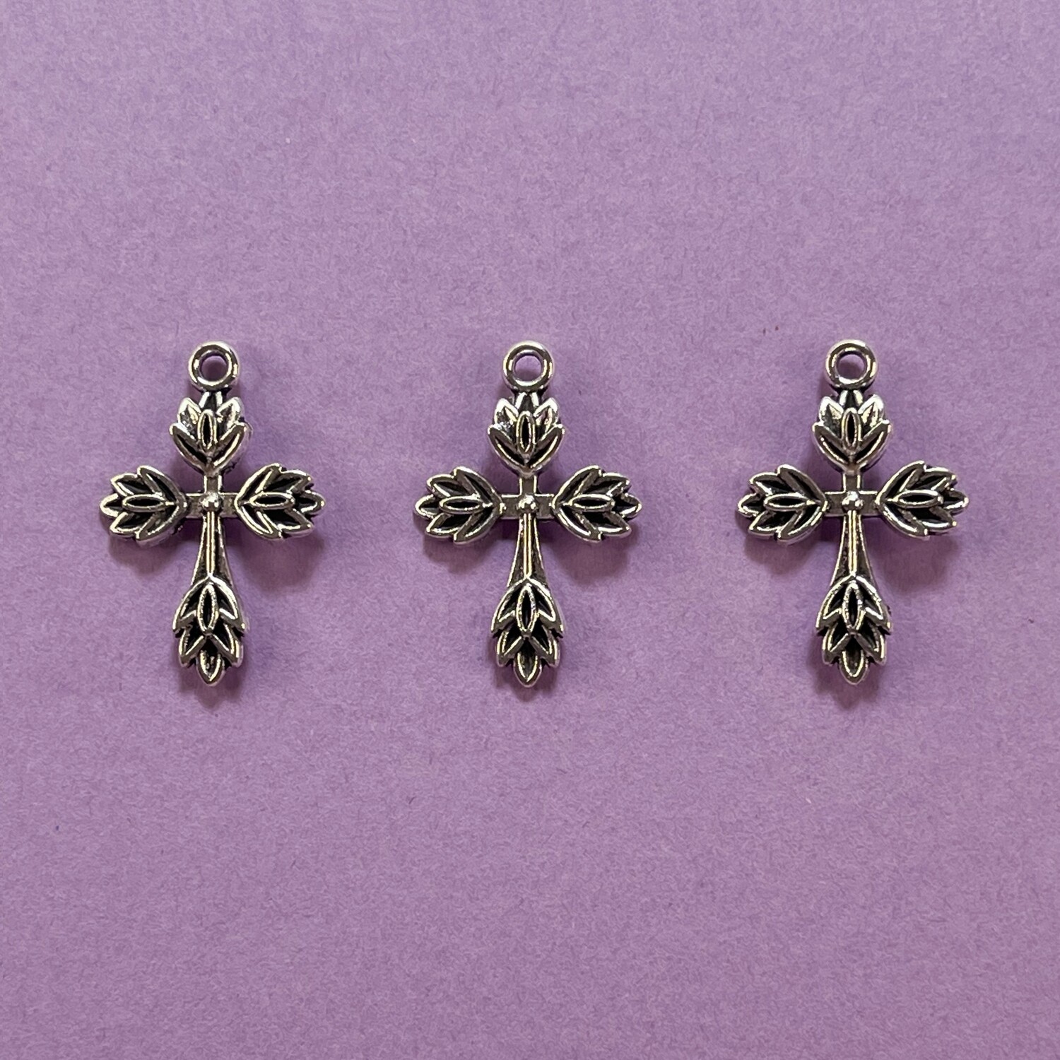 Dije de Metal Plateado Cruz Hojas 25.5 x 17 x 2 mm