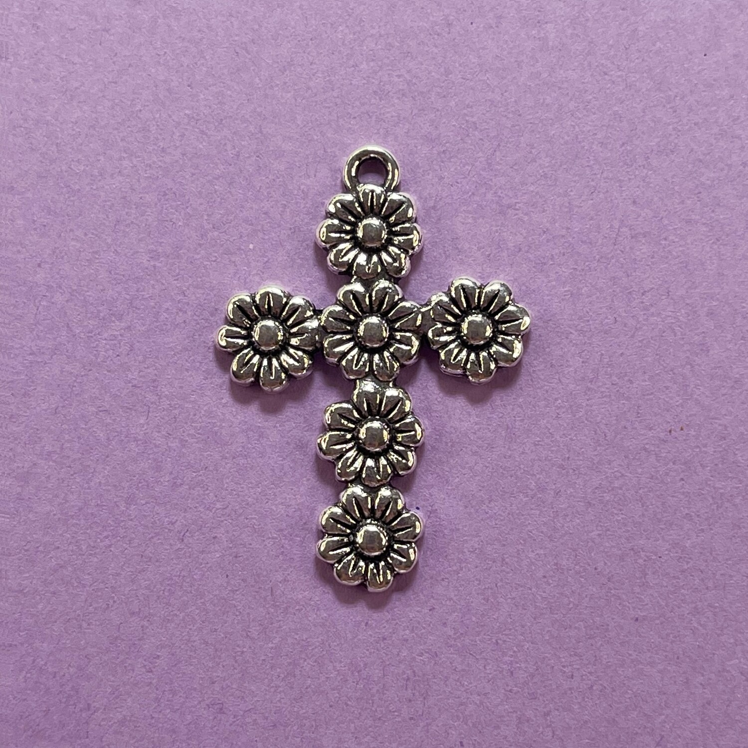 Dije de Metal Plateado Cruz Labrada Flor 37 x 26 x 2 mm