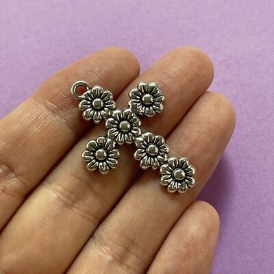 Dije de Metal Plateado Cruz Labrada Flor 37 x 26 x 2 mm