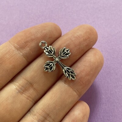 Dije de Metal Plateado Cruz Hojas 25.5 x 17 x 2 mm