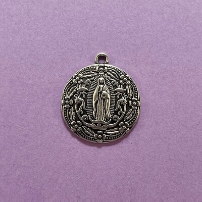 Dije de Metal Plateado Redondo Chato Labrado Silueta Virgen 28 x 25 x 3 mm