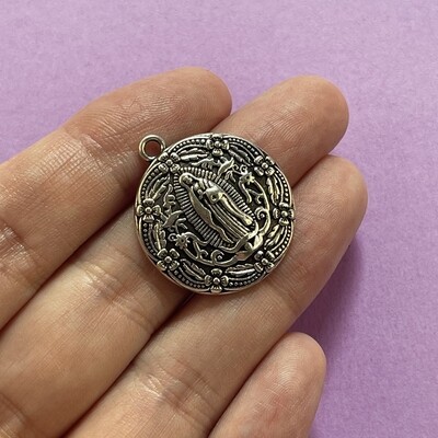 Dije de Metal Plateado Redondo Chato Labrado Silueta Virgen 28 x 25 x 3 mm