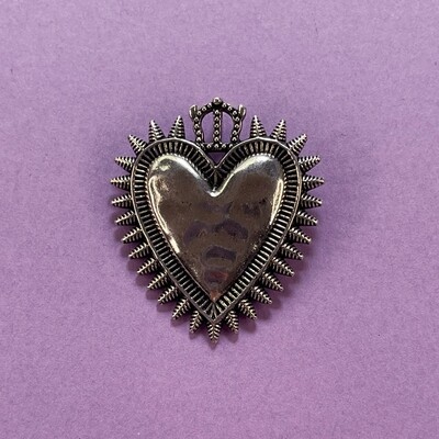 Dije de Metal Plateado Corazón Martillado Mexicano 39 x 34.5 x 10 mm