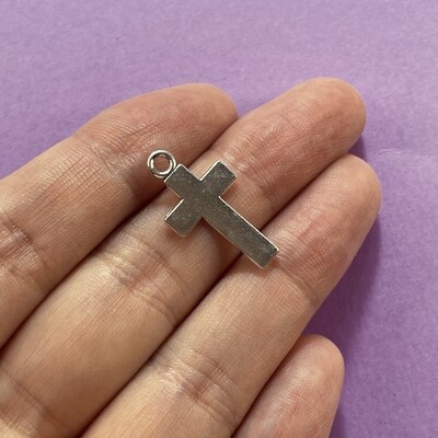 Dije de Metal Plateado Cruz Lisa 24 x 13 x 1 mm