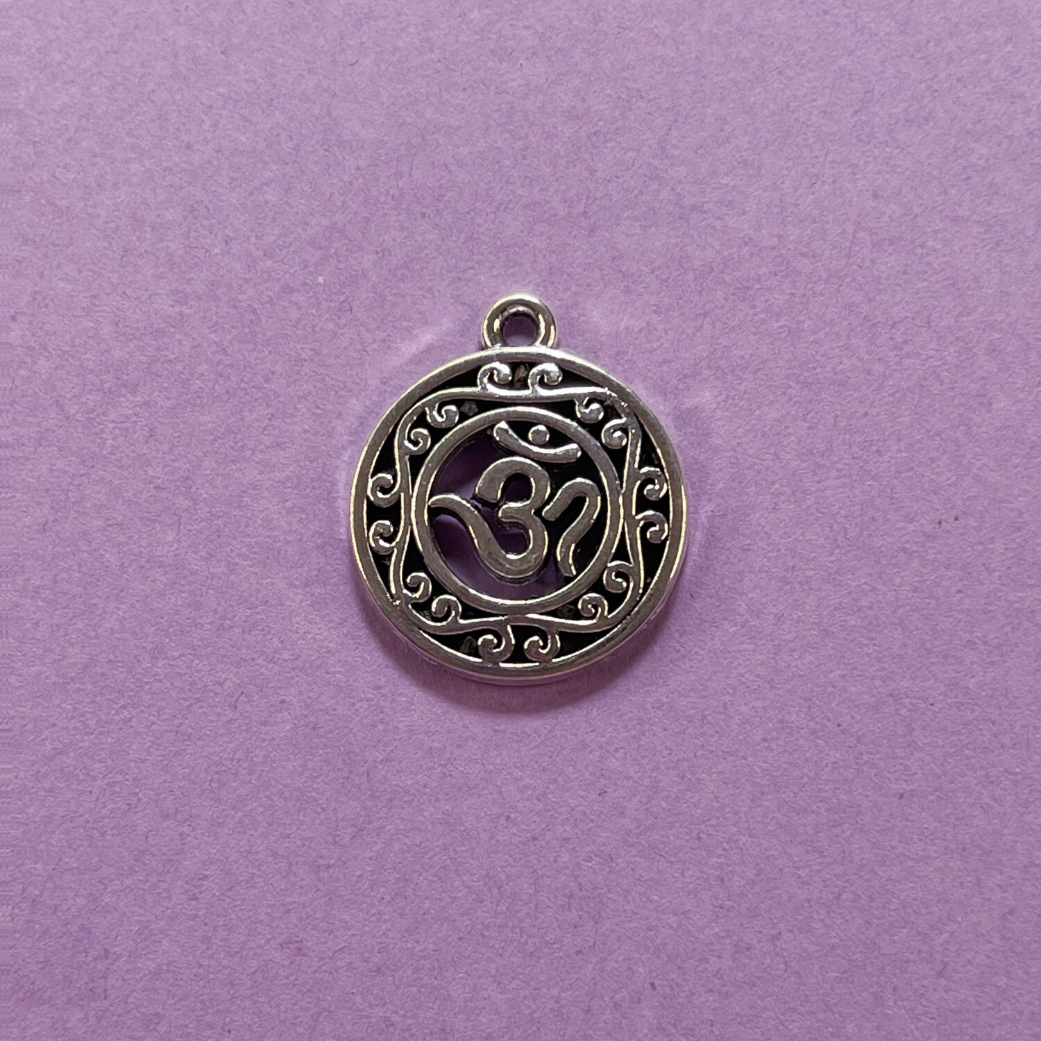 Dije de Metal Plateado Redondo Calado OM 22 x 16 x 1 mm