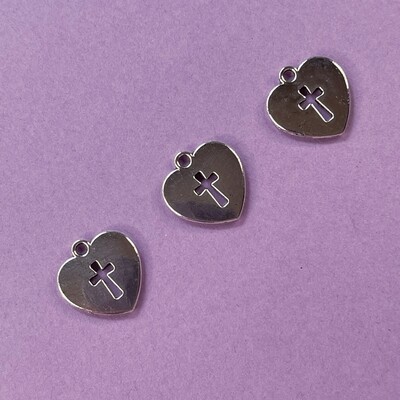 Dije de Metal Plateado Corazón Calado con Cruz 17 x 16.3 x 2 mm