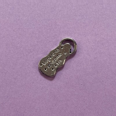 Dije de Metal Plateado Silueta Vírgen Niña 22.5 x 10 x 2 mm