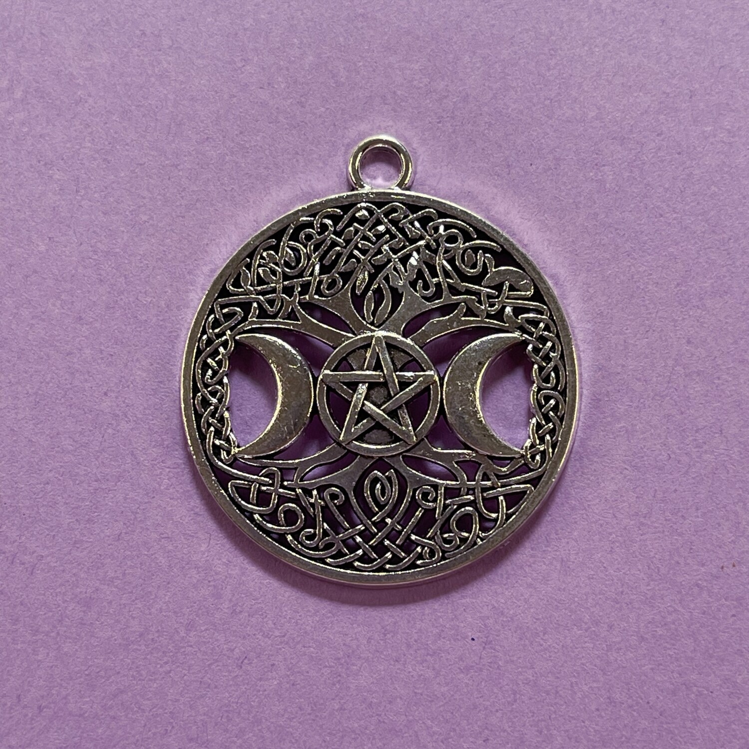 Dije de Metal Plateado Redondo con Árbol y Lunas 39 x 44 x 2.5 mm