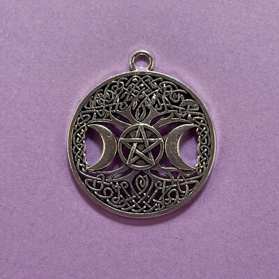 Dije de Metal Plateado Redondo con Árbol y Lunas 39 x 44 x 2.5 mm