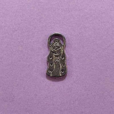 Dije de Metal Plateado Silueta Vírgen Niña 22.5 x 10 x 2 mm