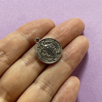 Dije de Metal Plateado Redondo Labrado San Benito 20 x 17 x 2 mm