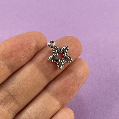 Dije de Metal Plateado Estrella Calada Labrada 14 x 12 x 1.5 mm