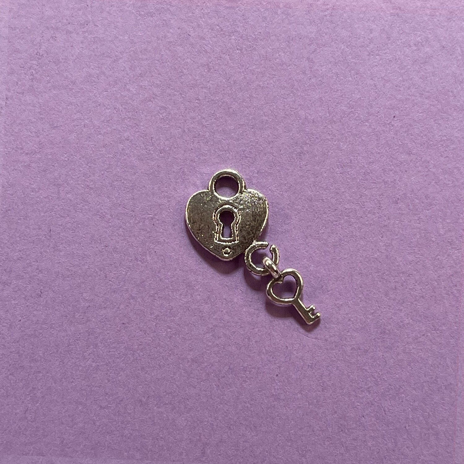 Dije de Metal Plateado Corazón C/Llave 15 x 12 x 2 mm